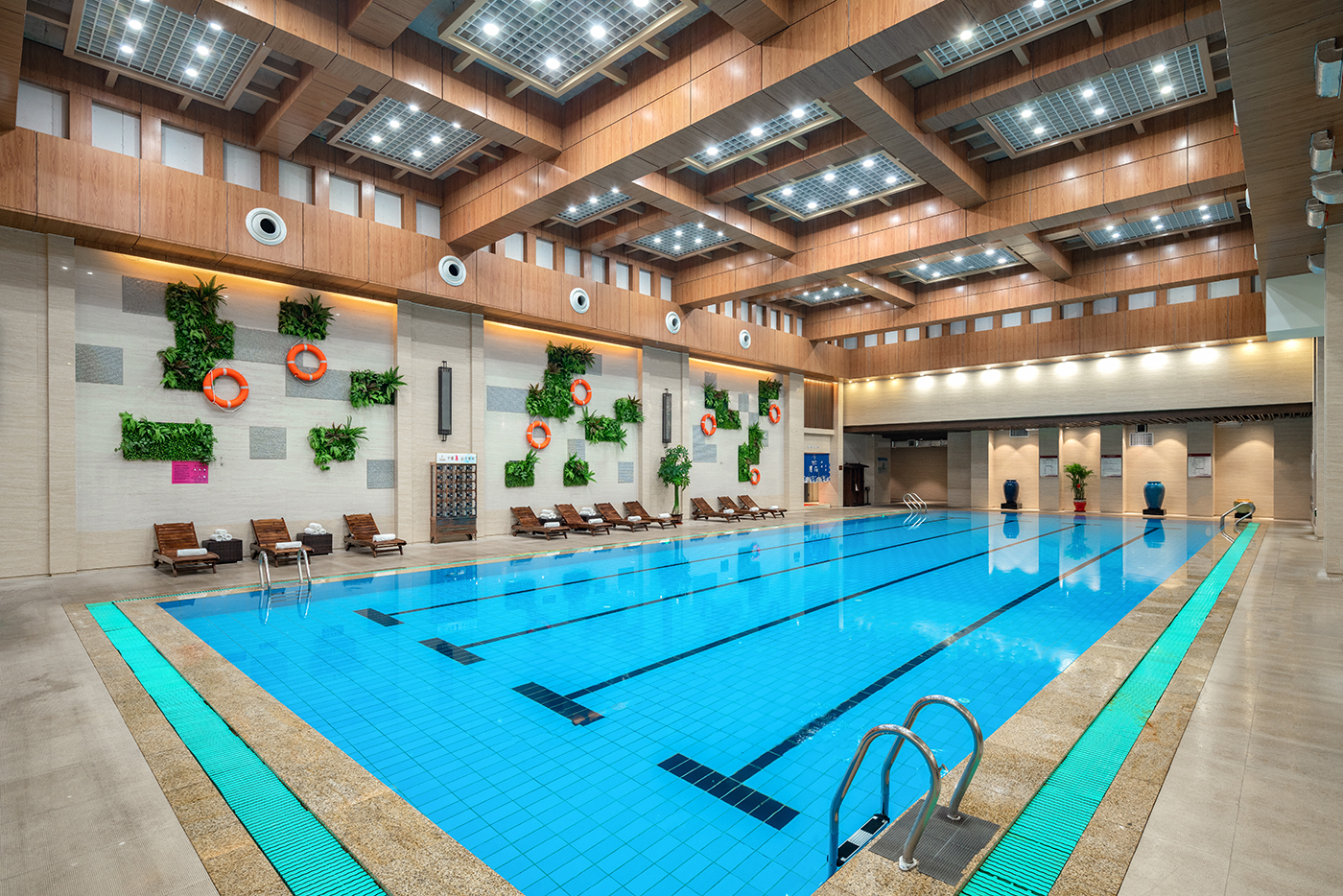 一楼室内温泉泳池.JPG